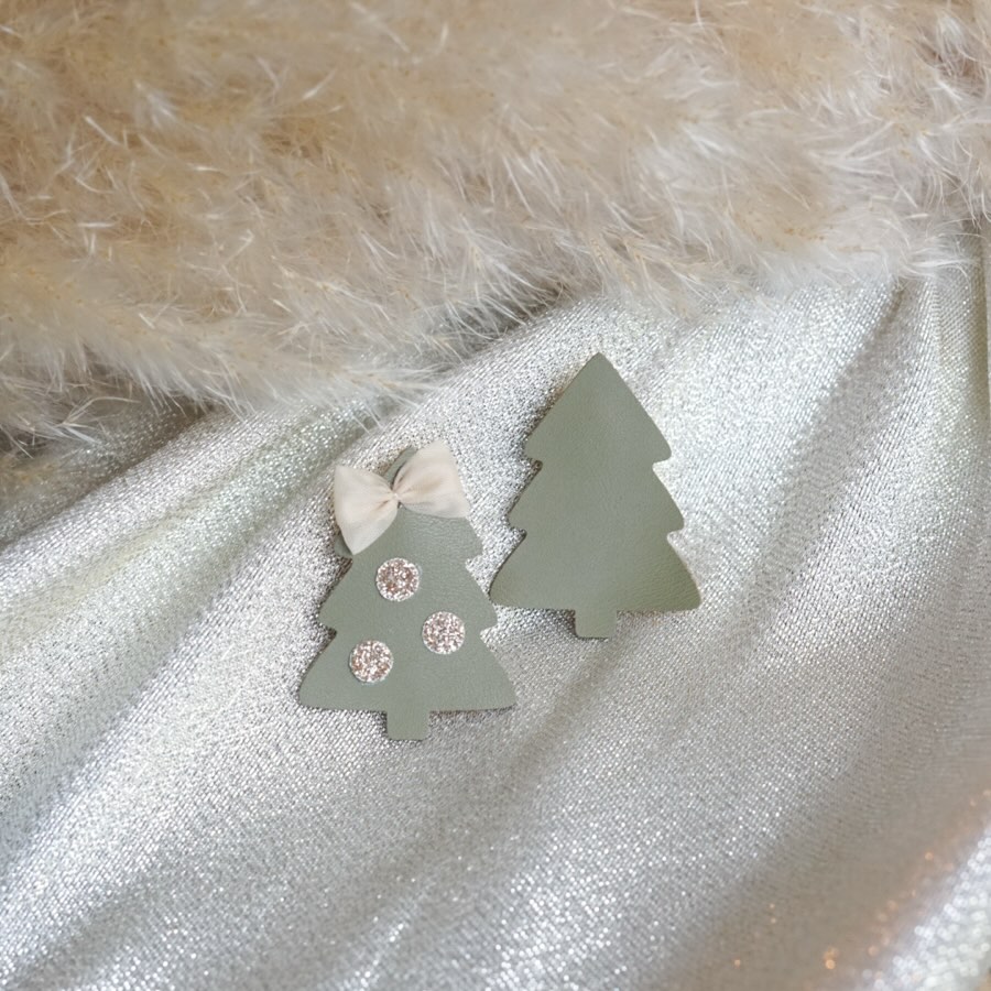 De tijd van extra glitters, gouden details en feestelijke haaraccessoires komt er weer aan! ✨🎄
Binnenkort komen er nieuwe haarclips online om elke kerstoutfit helemaal af te maken 🤍

#maanrooskids #haaraccessoires #kerst #feestdagen