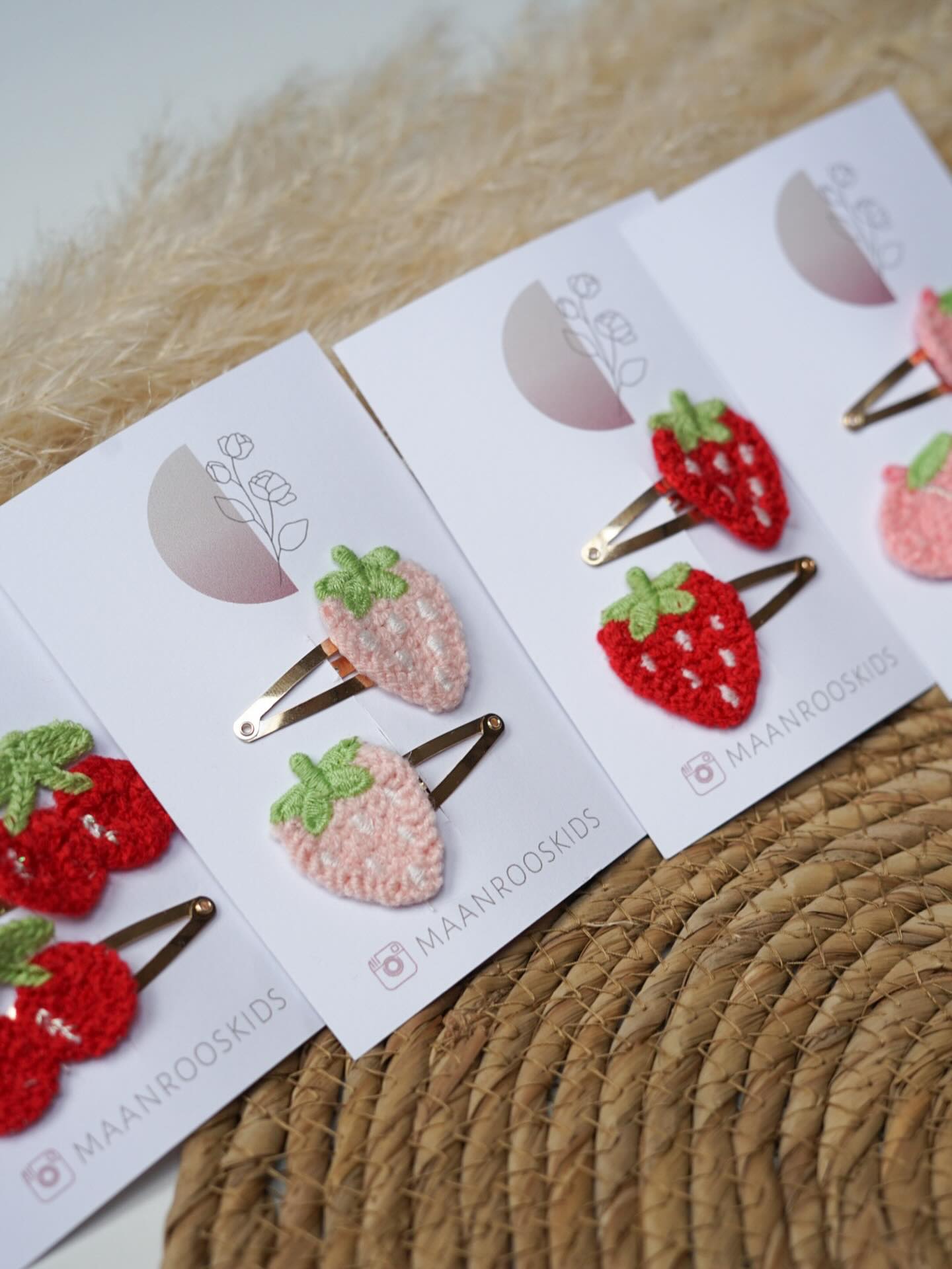 Onze fruitige speldjes maken elke outfit net wat leuker! ๐๐
.
.
.
#klikklakspeldjes #kinderhaaraccessoires #kinderhaarclips #kidsfashionstyle #mamaondernemer #momlife #fruits #aardbeien #kersen #perzik #nijkerk #putten #kinderaccessoires #mรคdchenoutfit #instamama #handgemaakt #babyfashion #kinderkleding #handgemaakteaccessoires