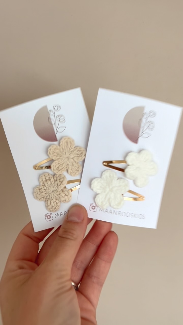 Joehoe! ๐ We zijn er nog hoor โบ๏ธ Samen met mijn man ben ik druk met leuke plannen, waardoor het hier op Instagram even wat stiller is. Ondertussen zijn we ook nog lekker bezig met leuke haaraccessoires maken ๐ธ๐
.
.
.
#maanrooskids #handgemaakt #haaraccessoires #haarspeldjes #haarclips #nijkerk #haaraccessoiresvoorkids #webshop #meisjeshaar